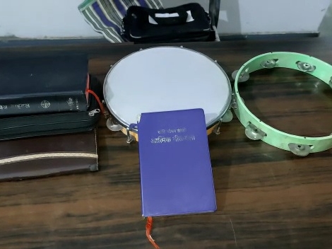 मौके से ढोल-नगाड़े और धार्मिक किताब जब्त।