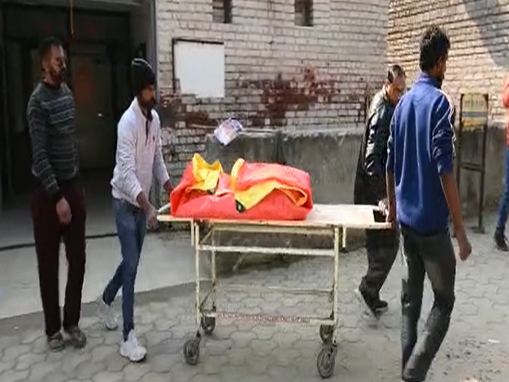 टुकड़ों पर शव ले जाते परिजन।
