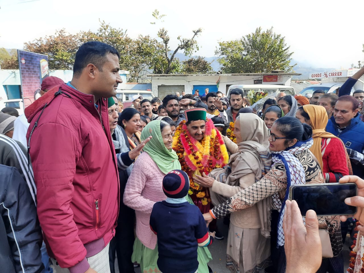 शाहपुर विधायक केवल सिंह पठानिया का स्वागत करते हैं।