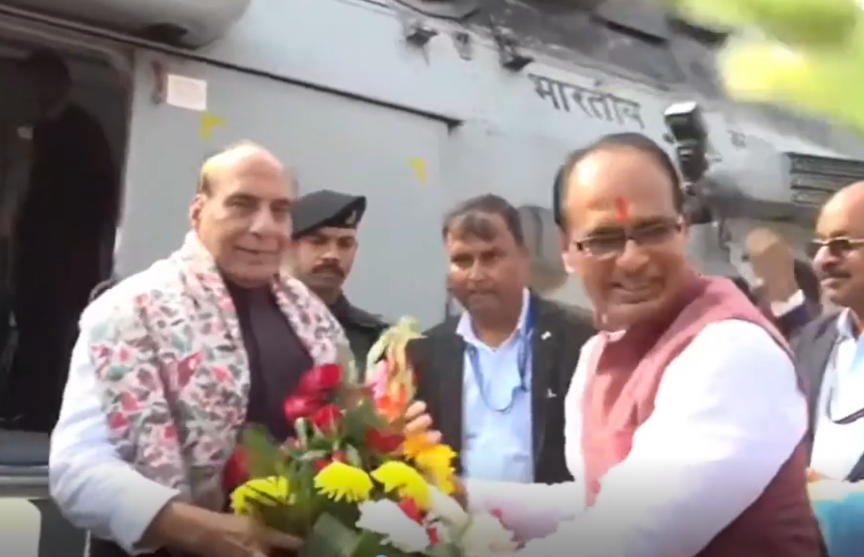 सिंगरौली में रक्षा मंत्री राजनाथ सिंह के आगमन पर मुख्यमंत्री शिवराज सिंह चौहान ने उनका स्वागत किया।