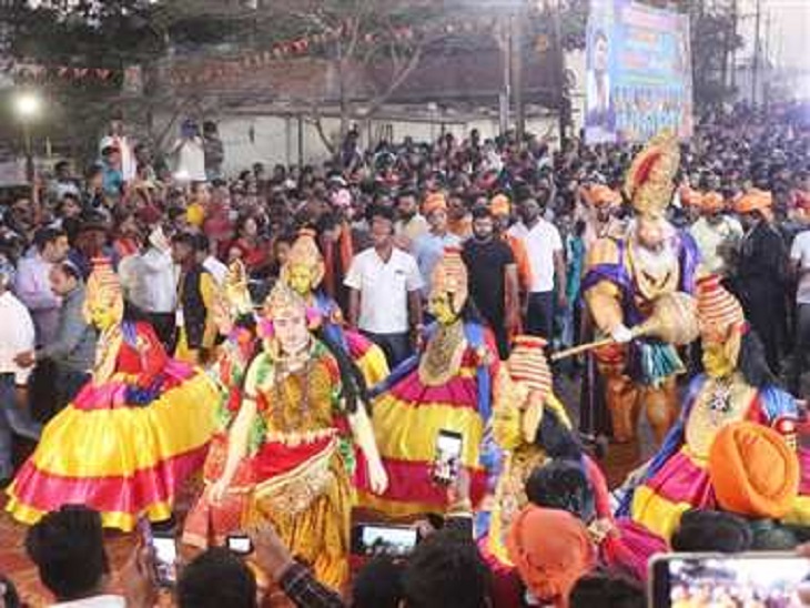 बाबा की बारात में झांकी देखने हर साल आते हैं लाखों लोग