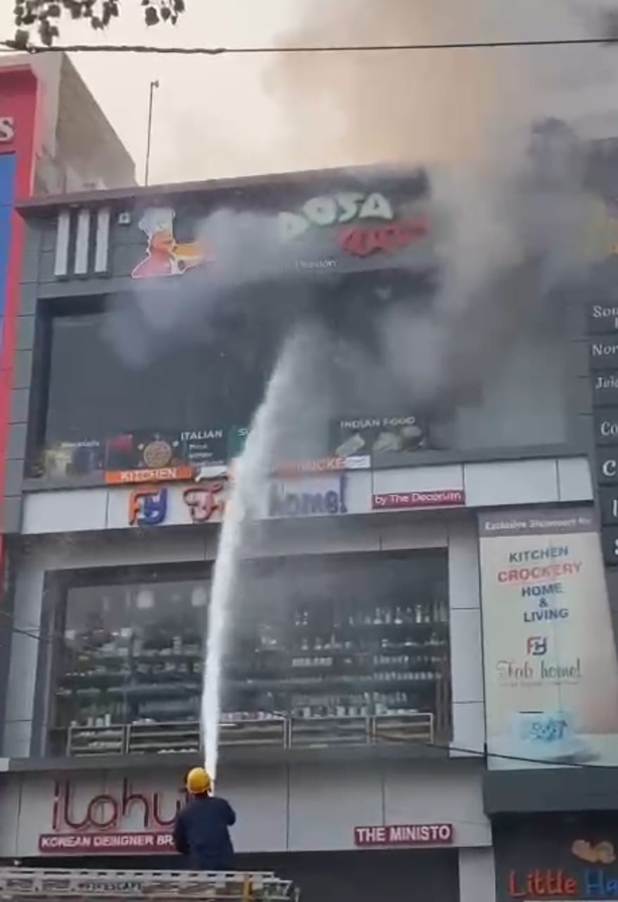जेएनवीसी में स्थित इस बिल्डिंग में आग बुझाने के लिए फायर ब्रिगेड काे काफी मशक्कत करनी पड़ी।