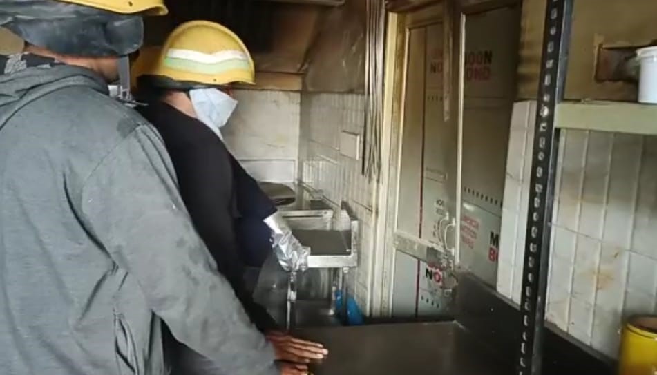 बंद कमरों को लातें मारकर तोड़ा गया, ताकि अंदर तक की आग को बुझा सके।