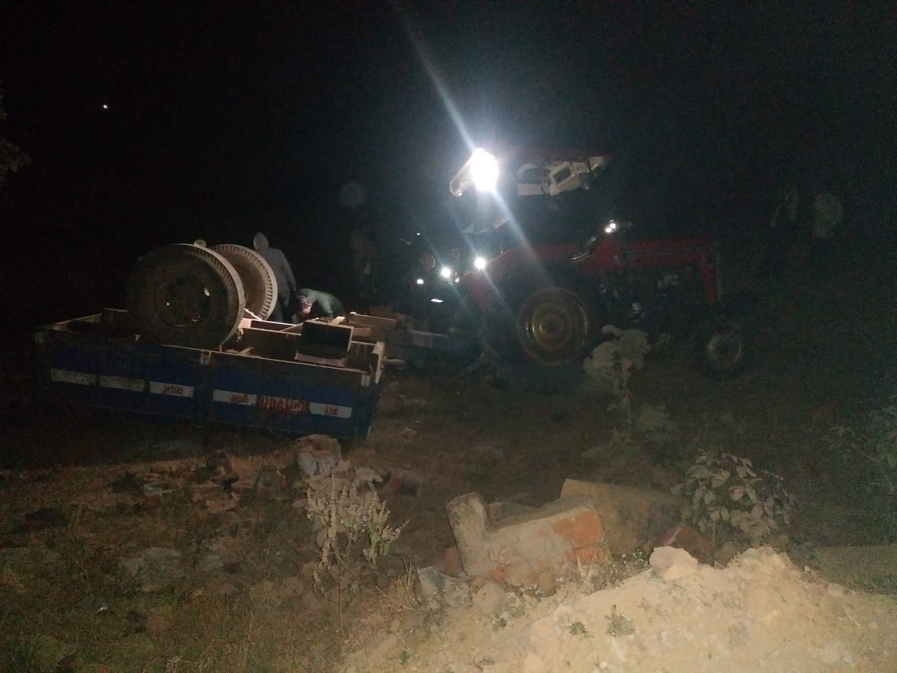 दुर्घटनाग्रस्त हुआ ट्रैक्टर।
