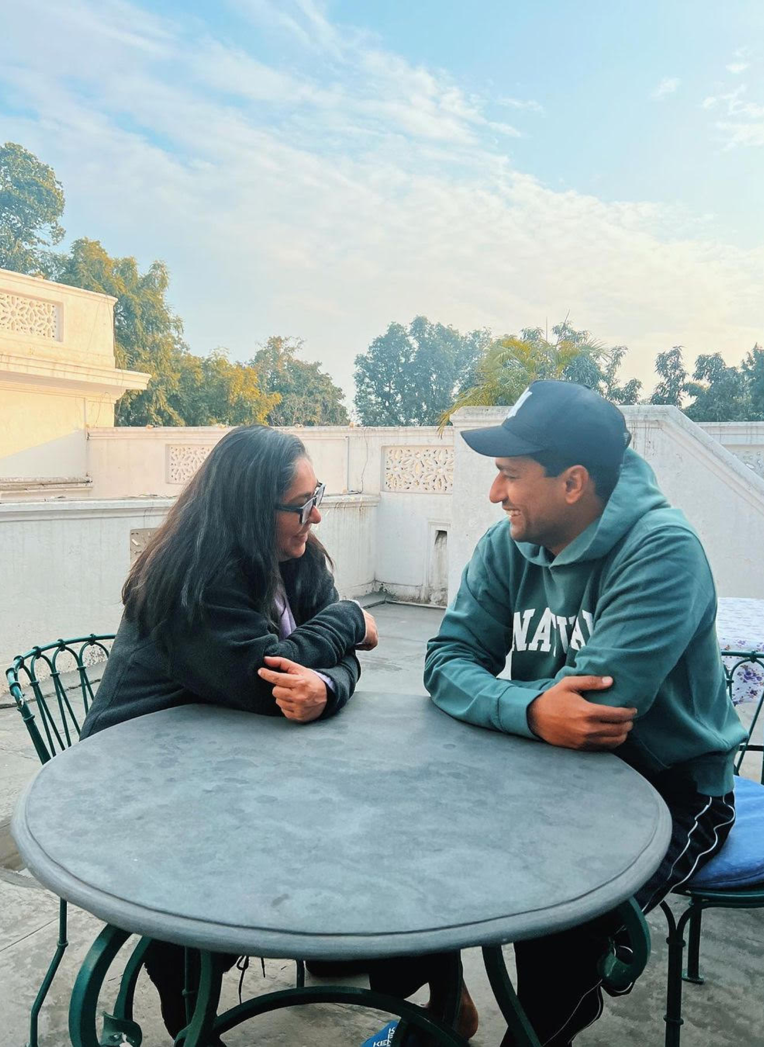 विक्की कौशल ने अपकमिंग फिल्म सैम बहादुर के सेट से इस फोटो को शेयर किया है।