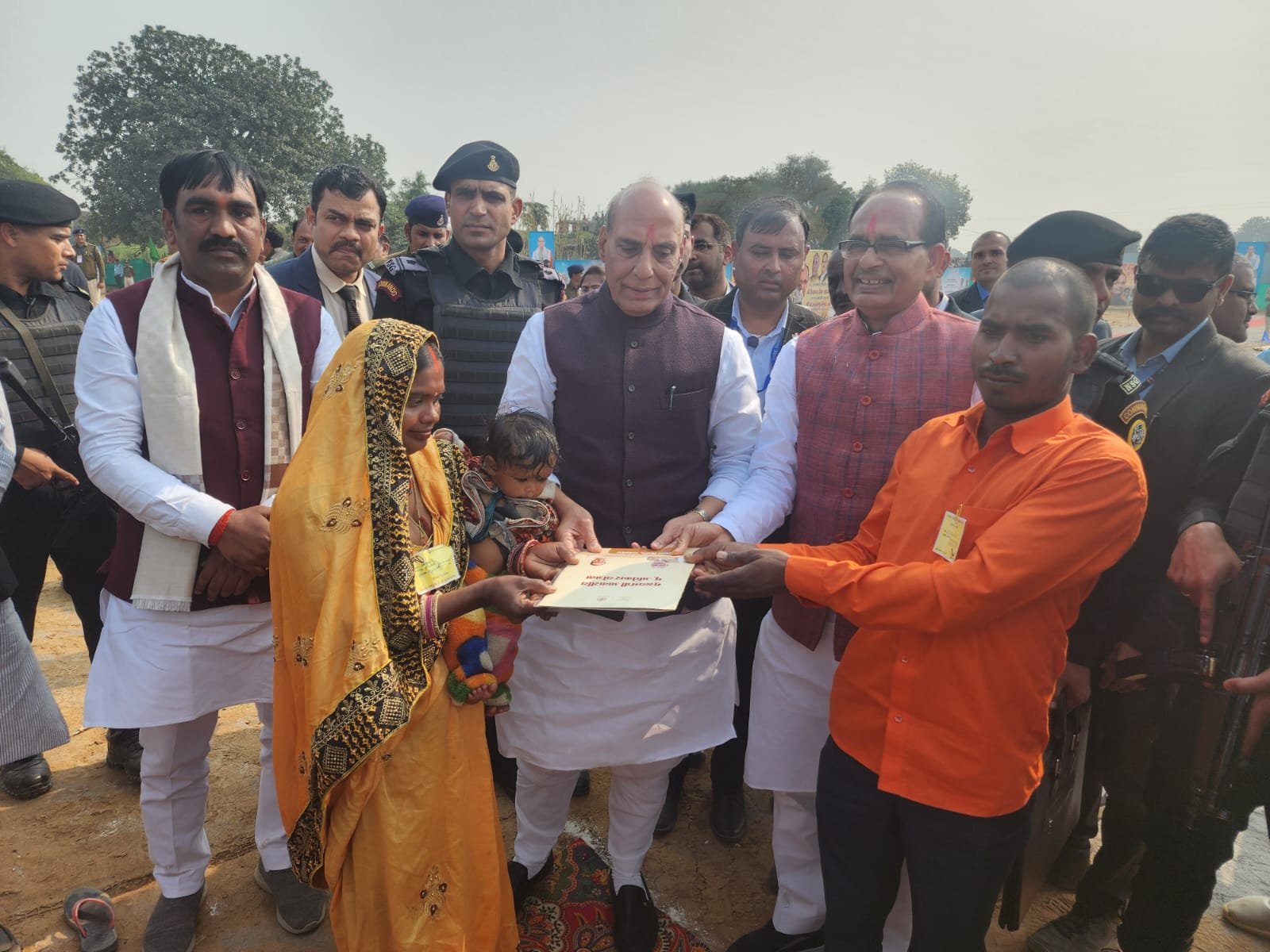 मुख्यमंत्री आवासीय भू-अधिकार पत्र योजना के तहत रक्षा मंत्री राजनाथ सिंह और सीएम शिवराज सिंह ने हितग्राहियों को आवासीय भू-अधिकार प्रमाण-पत्र बांटे।