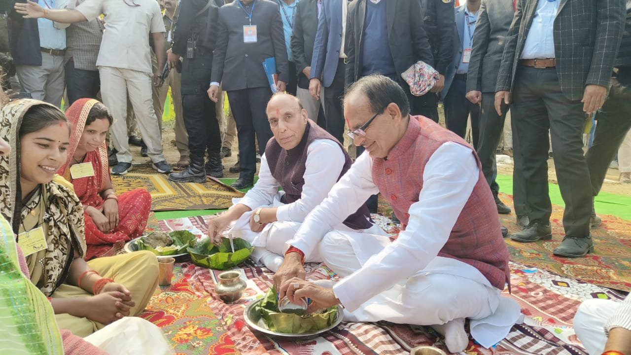 रक्षा मंत्री राजनाथ सिंह और सीएम शिवराज सिंह ने जमीन पर बैठकर पत्तल दोनों में खाना खाया।