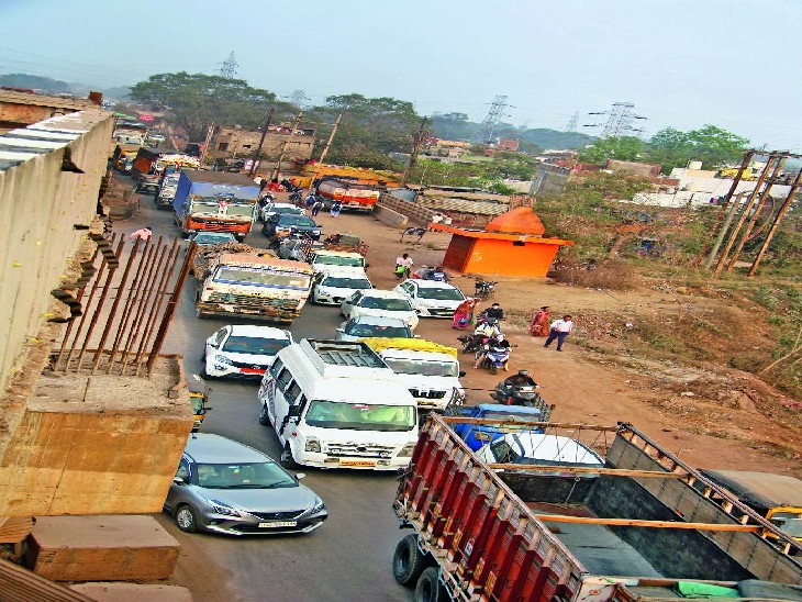 एनएच 53 में कुम्हारी से सुपेला के  बीच निर्माणाधीन चारों फ्लाई ओ‌वर  मौतों के पिलर पर खड़ा हो रहा है। - Dainik Bhaskar