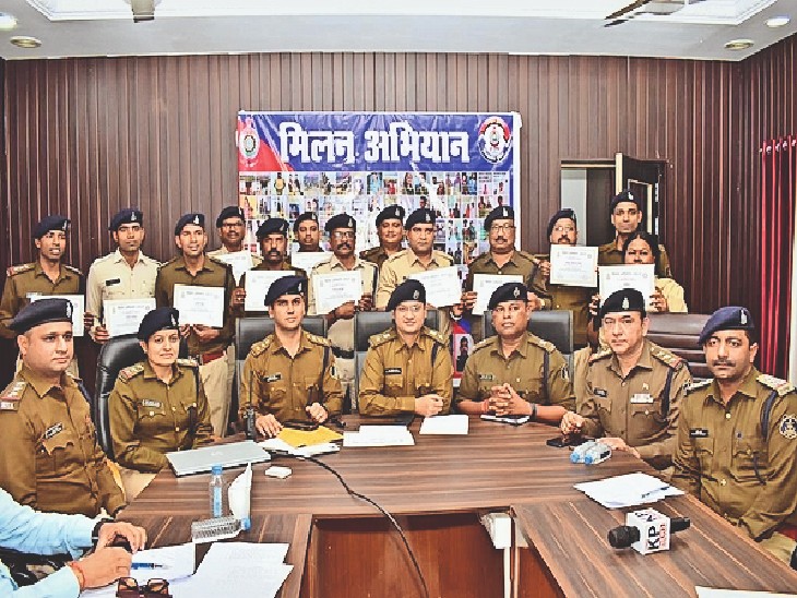 एसपी ने अभियान में बेहतर काम करने वाली टीम को प्रमाण पत्र दिया। - Dainik Bhaskar