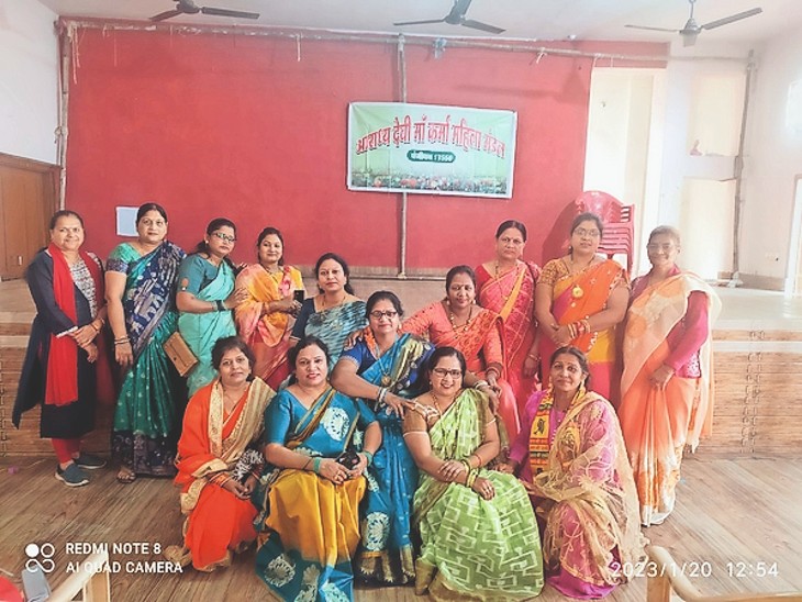 आराध्या देवी मां कर्मा महिला मंडल का     नववर्ष मिलन समारोह साहू सदन केला     बाड़ी में हुआ। - Dainik Bhaskar