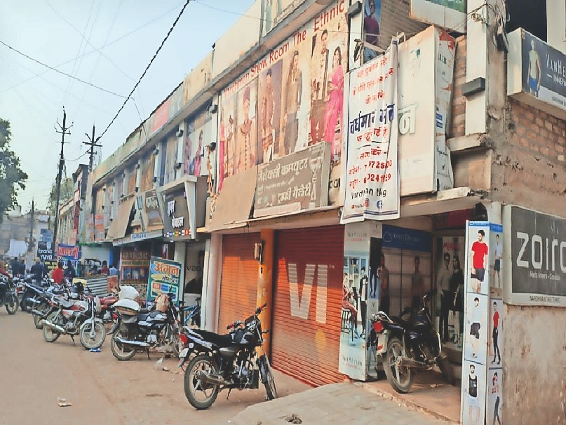 Encroachment on gallery built outside shops, houses built above by