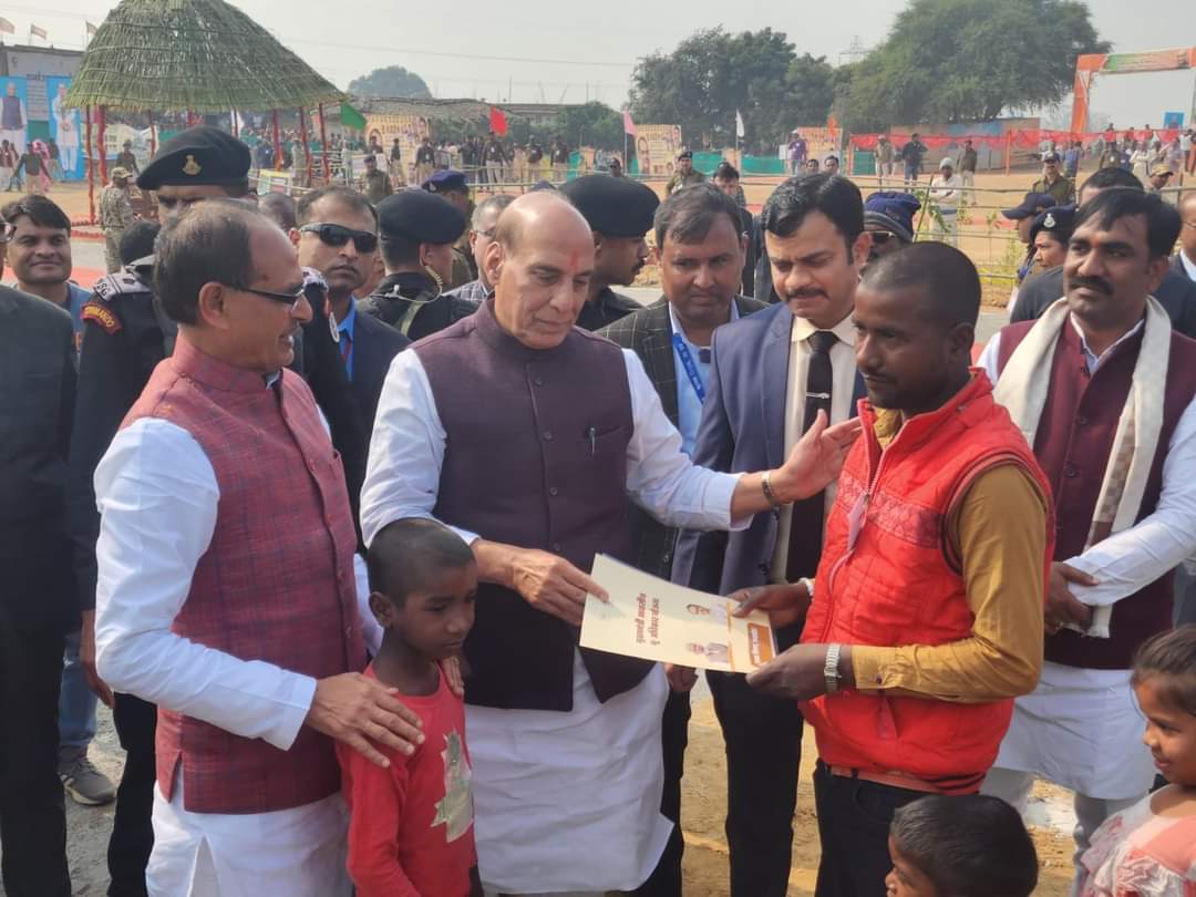 मुख्यमंत्री आवासीय भू-अधिकार योजना के तहत आवासीय पट्टे रक्षामंत्री और मुख्यमंत्री ने बांटे।