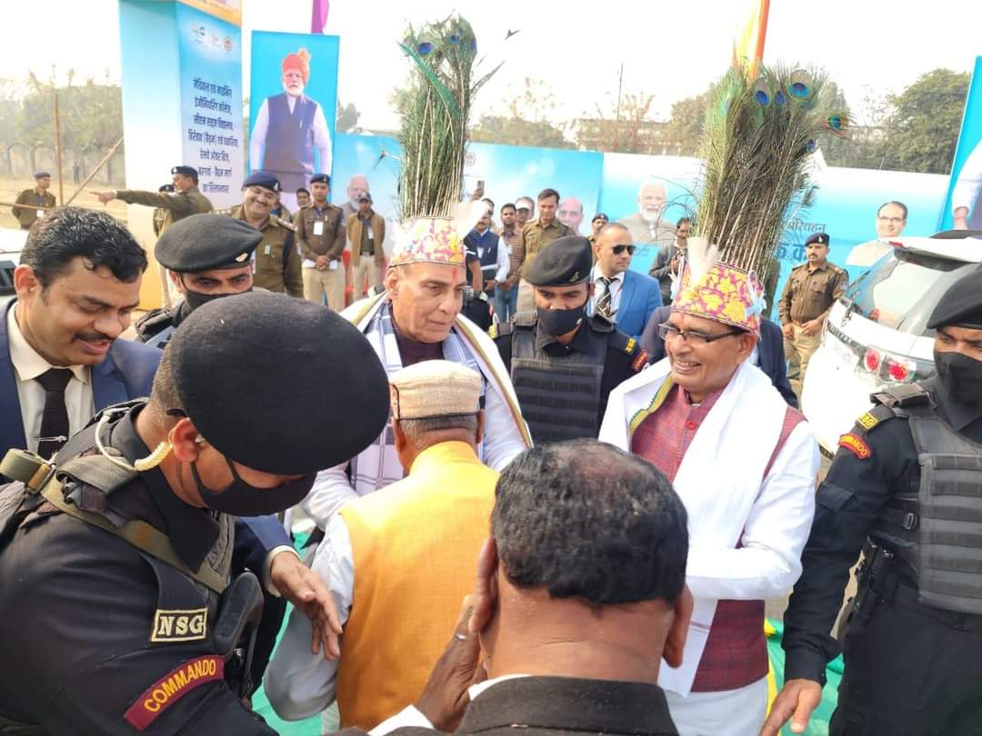 कार्यक्रम के दौरान रक्षा मंत्री राजनाथ सिंह और सीएम शिवराज सिंह सिर पर मोरपंख पहने नजर आए। आदिवासियों ने दोनों नेताओं को मोर मुकुट पहनाकर उनका सम्मान किया।
