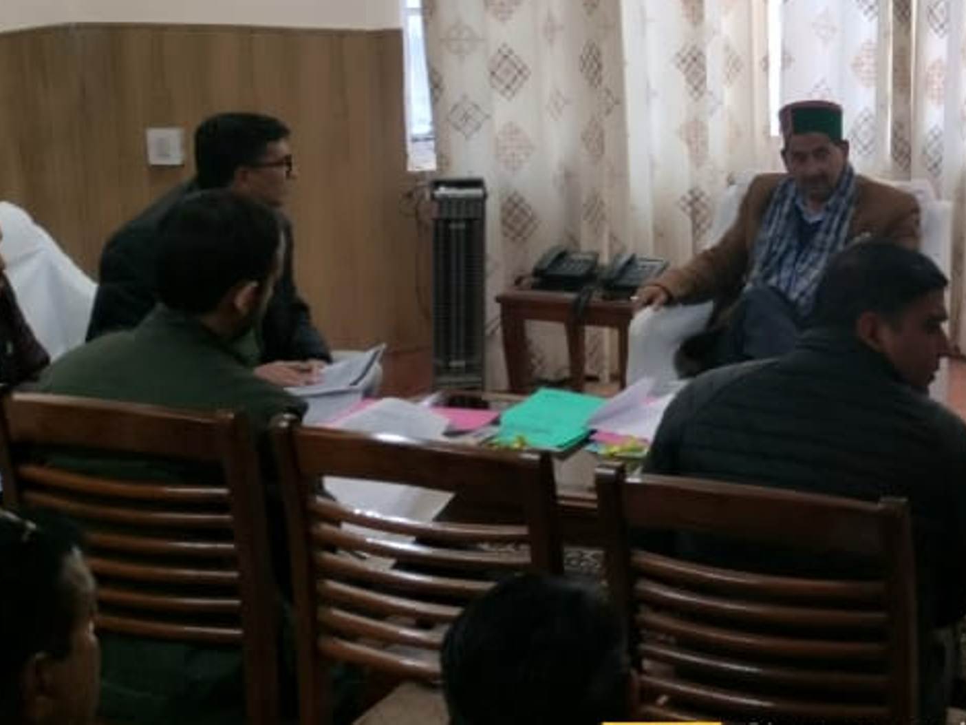 अधिकारियों के साथ बैठक शाहपुर विधायक केवल सिंह पठानिया करते हैं। - दैनिक भास्कर