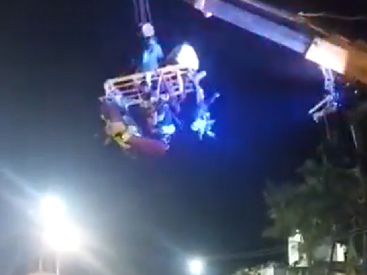 यह तस्वीर हादसे से पहले की है। इसमें देखा जा सकता है कि क्रेन पर कई लोग लटके हुए हैं।