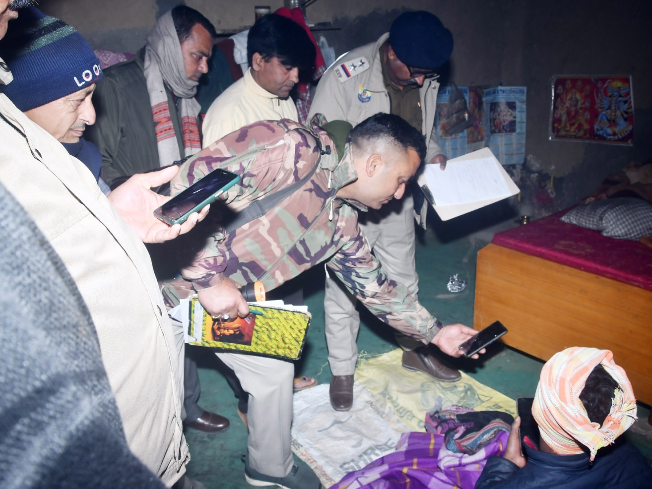 बच्ची की मौत के बाद साक्ष्य जुटाती पुलिस।