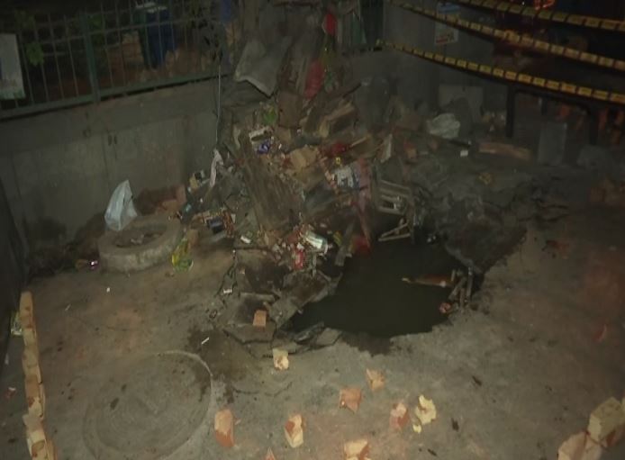 लोगों का आरोप है कि पाइप लाइन बिछाने के लिए सड़क खोदी गई थी। बाद में उसमें मिट्टी डाल दिया गया था।