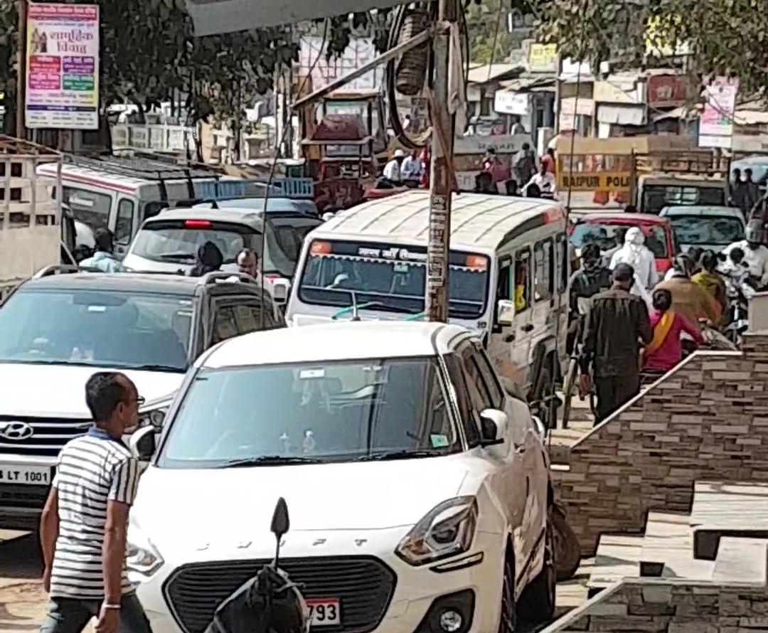 गाड़ियां जाम में फंसी रहीं।