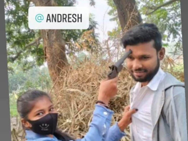 प्रेमी के ललाट पर पिस्टल तानी हुई प्रेमिका।