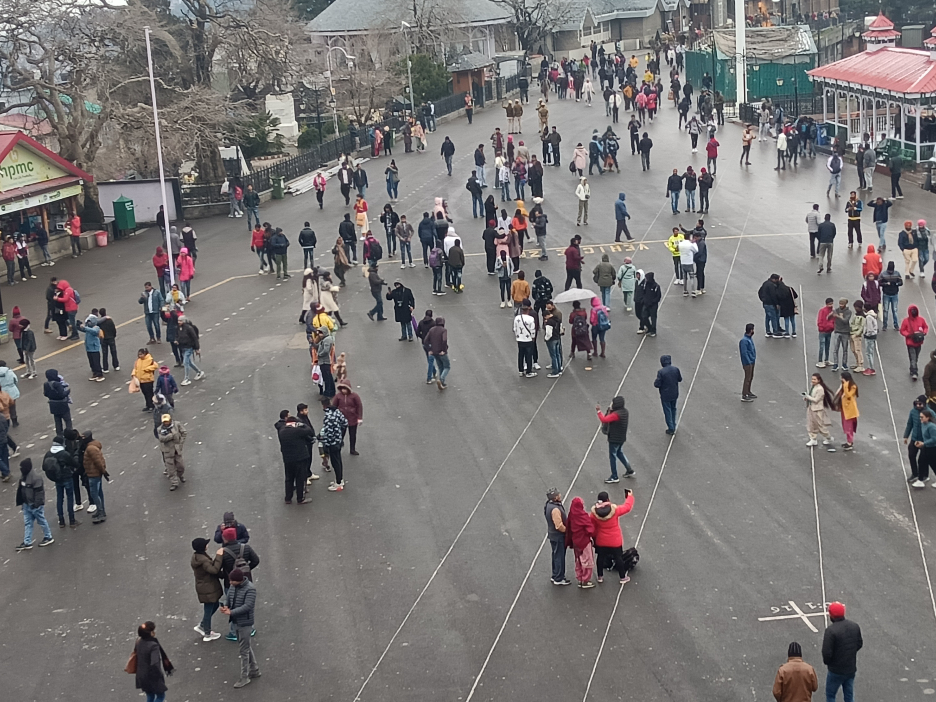 Tourists come to Himachal to enjoy snowfall and rain7