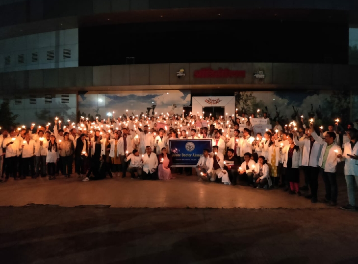 रविवार की शाम कैंडल मार्च निकाला गया। - Dainik Bhaskar