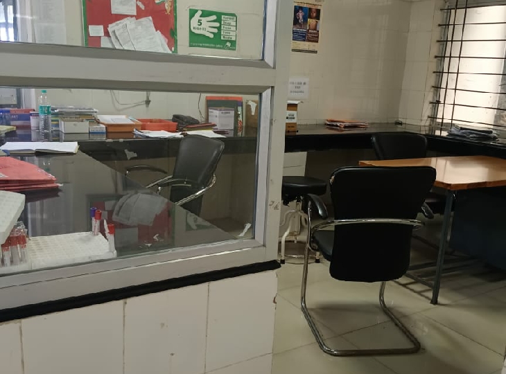 खाली कुर्सियां।