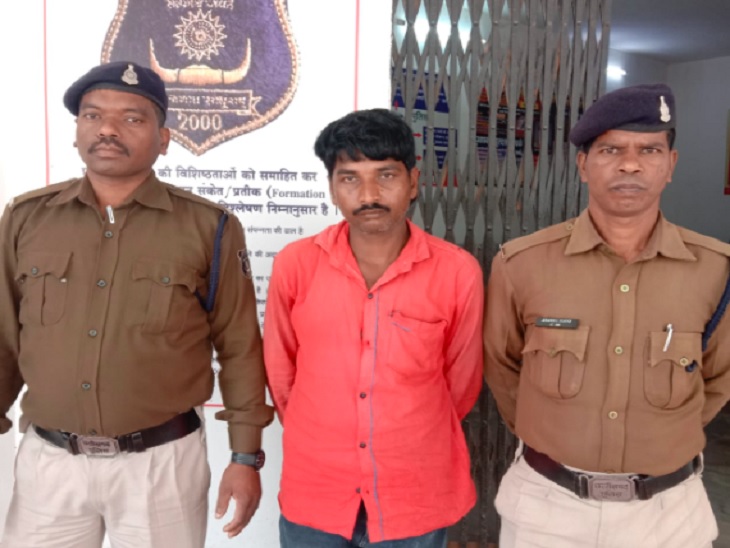 गिरफ्त में आरोपी। - Dainik Bhaskar