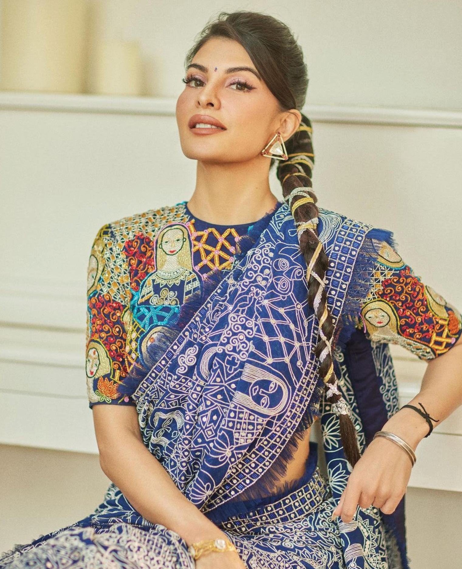 जैकलीन फर्नांडिस ने मल्टी कलर साड़ी पहनकर फोटो शेयर की है। ये आउटफिट उन्होंने दादा साहब फाल्के इंटरनेशनल फिल्म फेस्टिवल में पहनी थी।