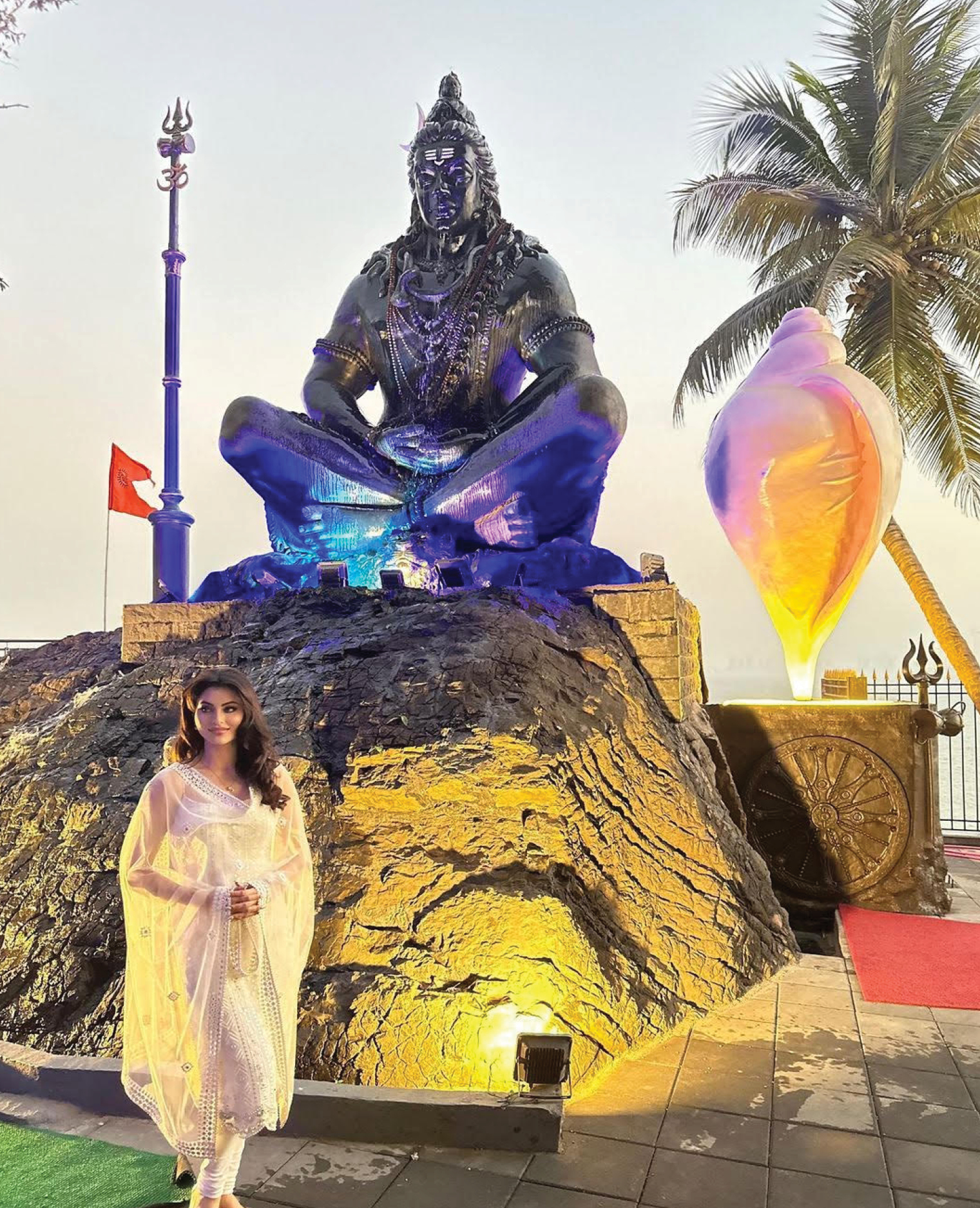 उर्वशी रौतेला ने हाल ही में शिव मंदिर के दर्शन किए। इसके कुछ फोटोज उन्होंने सोशल मीडिया पर शेयर किए हैं।