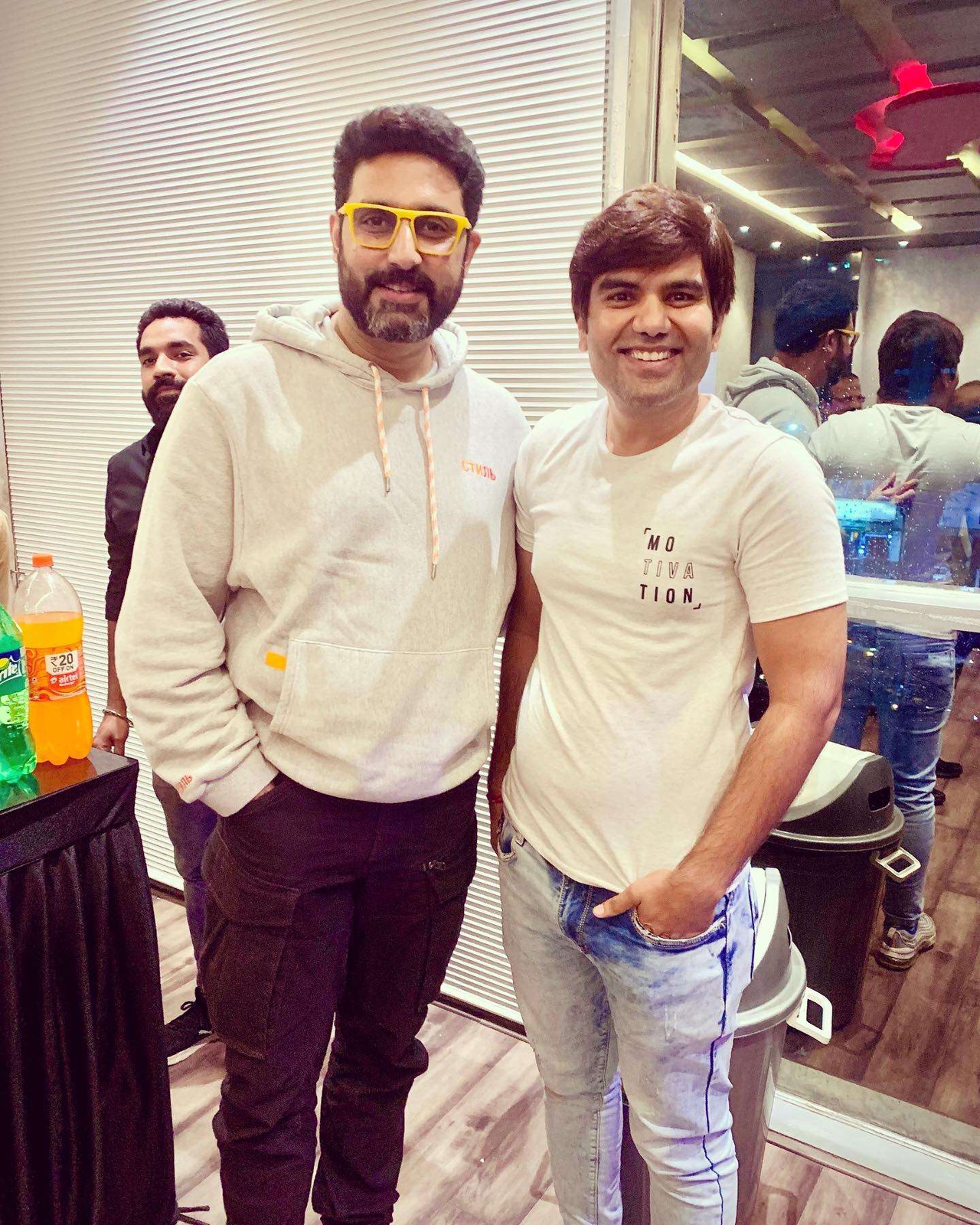 आज भी मुंबई में संदीप रोज ऑडिशन देने जाते हैं। इस दौरान बड़े-बड़े एक्टर से भी मिलते हैं। अभिषेक बच्चन के साथ संदीप भोजक एक मुलाकात के दौरान।