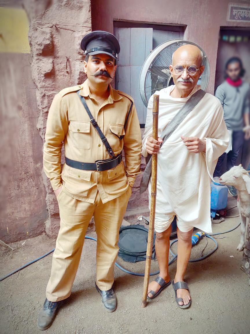 संदीप भोजक ने गांधी गोडसे फिल्म में जेलर अमोद राय का किरदार निभाया है। फिल्म के सेट का एक दृश्य।