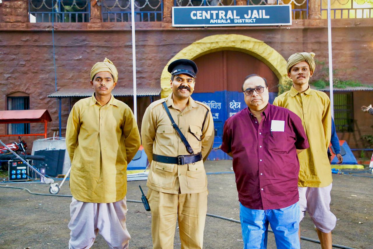 संदीप ने गांधी गोडसे फिल्म के लिए महात्मा गांधी और नाथूराम गोडसे दोनों की जीवनी पढ़ी।