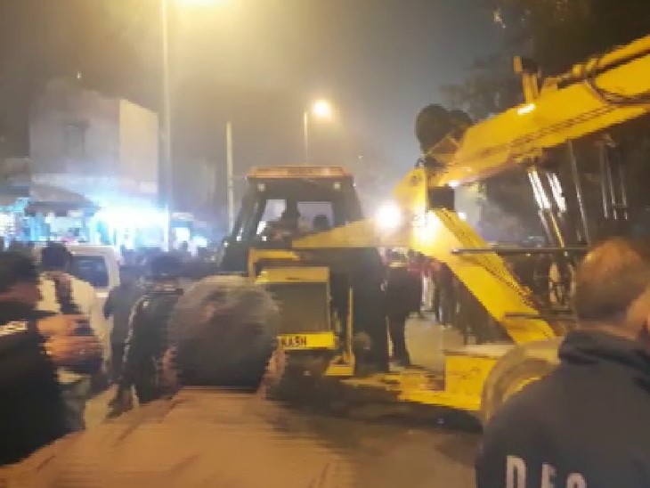 ट्रक को क्रेन की मदद से सीधा किया गया।