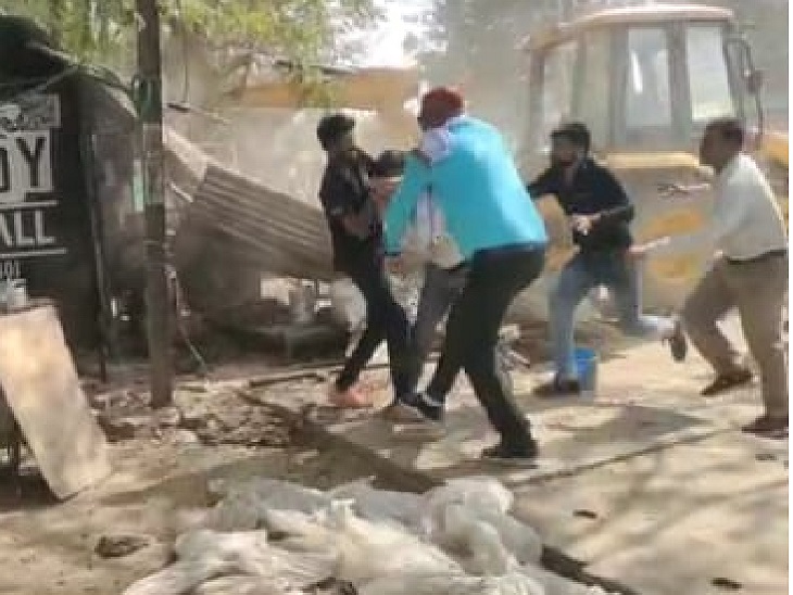 बिजली तार से गला दबाते देख कर्मचारियों ने बचाई जान। - Dainik Bhaskar