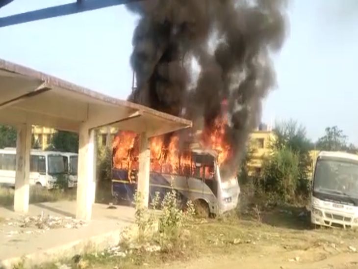 बस में लगी भीषण आग। - Dainik Bhaskar