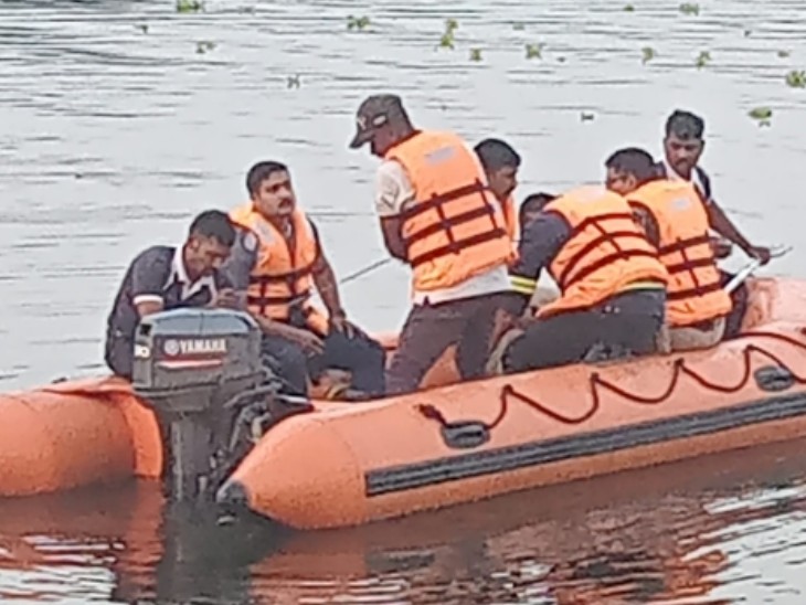 पुलिस ने नदी किनारे शव मिलने के बाद मंगलवार को नदी में भी खोजबीन की।