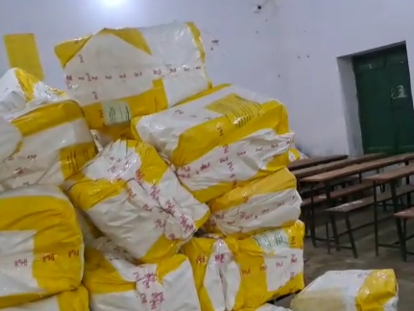 प्रश्न पत्र की बोरियां।