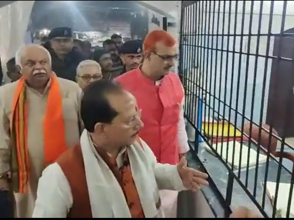 मरीज नहीं मिलने से भड़के।