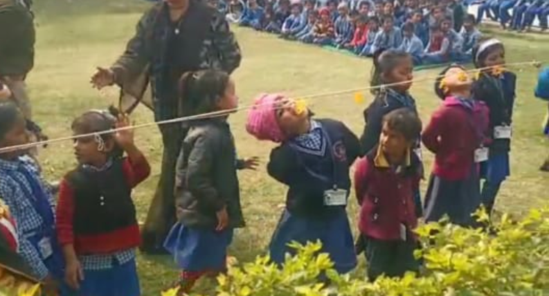 दिव्य संस्कार शिक्षण संस्थान में जलेबी प्रतियोगिता का हुआ आयोजन, छात्राओं ने दिखाया उत्साह | Jalebi competition was organized in Divya Sanskar Shikshan Sansthan, girl students showed enthusiasm 1 1674557027