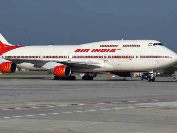 राज्य बनने के पहले से रायपुर से विशाखापट्नम-मुंबई जाने वाली फ्लाइट करीब 30 साल बाद बंद की जा रही है। - Dainik Bhaskar