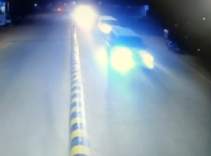 स्कॉर्पियो चालकों ने रेस लगाई। - Dainik Bhaskar