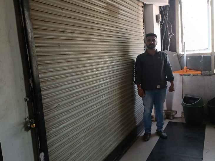 पार्षद की दुकान, जिसका बकाया टैक्स एक करोड़ रुपए बताया गया।