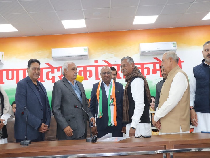 दूसरे दलों से आए नेताओं को कांग्रेस में शामिल कराते पूर्व सीएम भूपेंद्र सिंह हुड्‌डा।