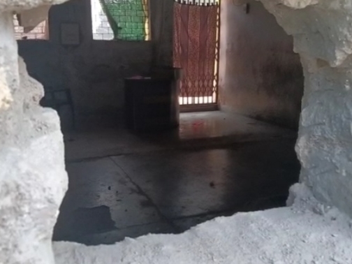 दुकान की दीवार में सेंधमारी।