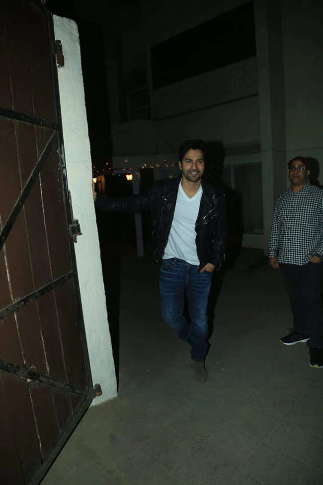 वरुण धवन कैजुअल लुक में नजर आए। हालांकि इस दौरान नताशा, वरुण के साथ कहीं नजर नहीं आईं।