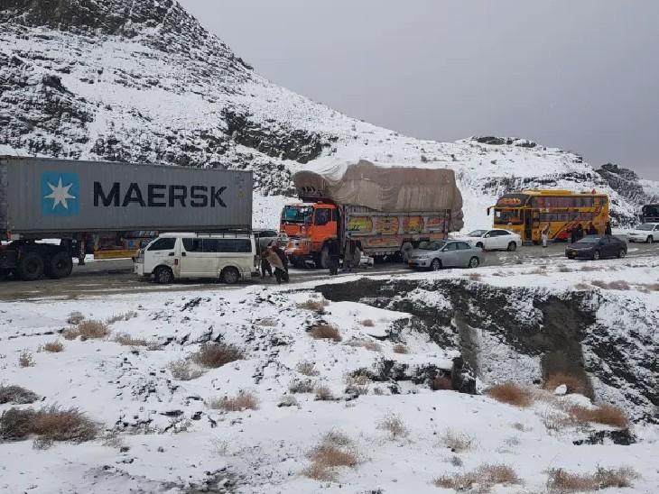 भारी बर्फबारी के चलते अफगानिस्तान-पाकिस्तान हाई-वे में जाम लगा हुआ है। इसके चलते जरूरत का सामान अफगानिस्तान पहुंच नहीं पा रहा है।