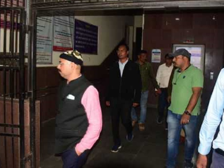 खनिज अधिकारियों को देर शाम अदालत में पेश किया गया। - Dainik Bhaskar