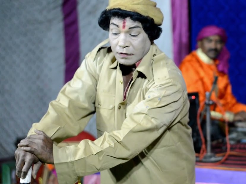 कला का प्रदर्शन करते हुए डोमार सिंह कुंवर।