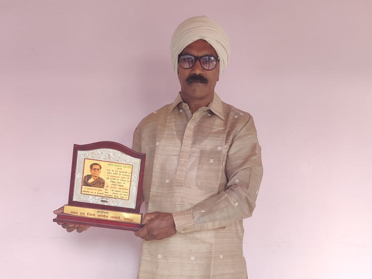 कांग्रेस की ओर से दिये गये सम्मान के स्मृति चिन्ह के साथ रूपन चंद्राकर। - Dainik Bhaskar