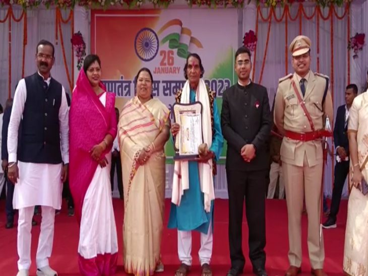 कलाकार डोमार सिंह कुंवर जनप्रतिनिधियों के साथ।